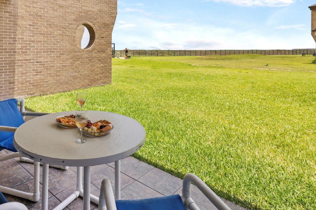 Ground Floor Beachfront Beauty! Steps To The Beach And Pool South Padre Island Esterno foto